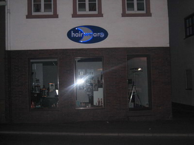 Hairweare bei Nacht - mit Blitz<br/ > <br/ > Friseurstudio Hairweare in 69181 Leimen. Aufnahme von 11/2004.